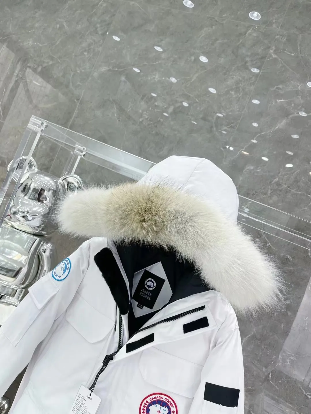 P800 Canada Goose "Canada Goose"🇨🇦 Beichen White / 08 Expedition Parka 4660M Product color: black, off-white, red, sand pink, sky blue, graphite gray, Beichen white, navy blue, sky blue, gray camouflage gray black label Product size: XS, S, M, L, XL, XXL The Expedition was originally a parka designed for scientists at the McMurdo Research Station in Antarctica. Whether your next journey takes you into the frozen urban jungle or across uncharted ice fields, wear Canada Goose's Expedition Parka and get proven results year after year in Antarctica by the National Science Foundation's Center for Polar Research.  Material list: 1⃣ Uses Y-shaped Velcro imported from Taiwan (exclusive in the market) 2⃣ Uses 18-count polyester-cotton blended fabric imported from South Korea (authentic synchronized fabric) 3⃣ National standard 80% white duck down, (zp uses 80% white duck down/90% of all boasts are fake) 4⃣ Western Canadian coyote hair (non-market dyed fox hair filled with wolf hair) Material analysis characteristics: 1⃣ The original/polyester-cotton fabric has a high polyester fiber content, and the polyester-cotton fabric has high heat and light resistance and good stability. It has bright colors, high fiber strength, durability, light resistance, heat resistance, and straightness. 2⃣ As we all know, the original version uses 80% white duck down. The fill power refers to the cubic inches of volume occupied by each ounce (30 grams) of down under certain conditions. If one ounce of down occupies 500 cubic inches, the fill power of the down is 500. So we can simply understand it as: fill power is the volume of down, and the volume of down is fill power. The higher the fill power of down, it means that under the same filling amount, down can fix a larger volume of air layer to keep warm and insulate, so the warmth retention of down is better. 3⃣ Western Canadian coyote hair, "large range of selected neck hair" is soft and fluffy, each wolf hair is 60-63 long / 14-16 wide at the peak, this width + preferred parts. It is basically unmatched by the same industry